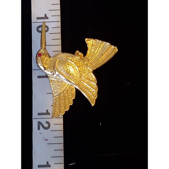 Vintage Hummingbird Brooch Gold Tone Rhinestone Eye Flying Brushed Textured Pin - Picture 8 of 8